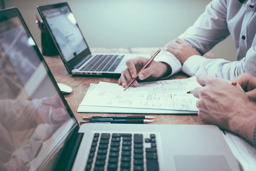Salle de formation cabinet itbasicsforbusiness Angers — douze postes équipés